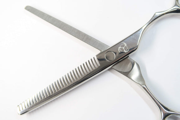 Cランク【MIZUTANI SCISSORS ミズタニシザーズ】  セニング 美容師・理容師 5.7インチ 右利き 【中古】:H-12233