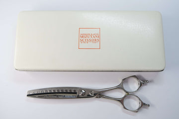 Cランク【MIZUTANI SCISSORS ミズタニシザーズ】 ACRO Acroleaf WIDE M-12 セニング 美容師・理容師 5.9インチ 右利き 【中古】:G-1875
