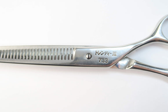 Cランク【光シザー HIKARI ヒカリ】 トレンディー3 733 セニング 美容師・理容師 5.7インチ 右利き 【中古】:H-12169