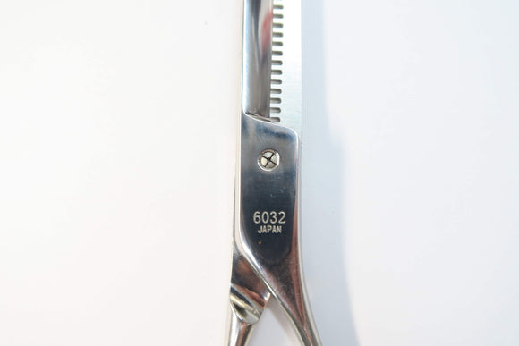 Cランク【光シザー HIKARI ヒカリ】 6032 セニング 美容師・理容師 5.9インチ 右利き 【中古】:H-12211